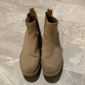 Boots with zipper on side